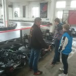 Vor dem Rennen werden die Karts geprüft